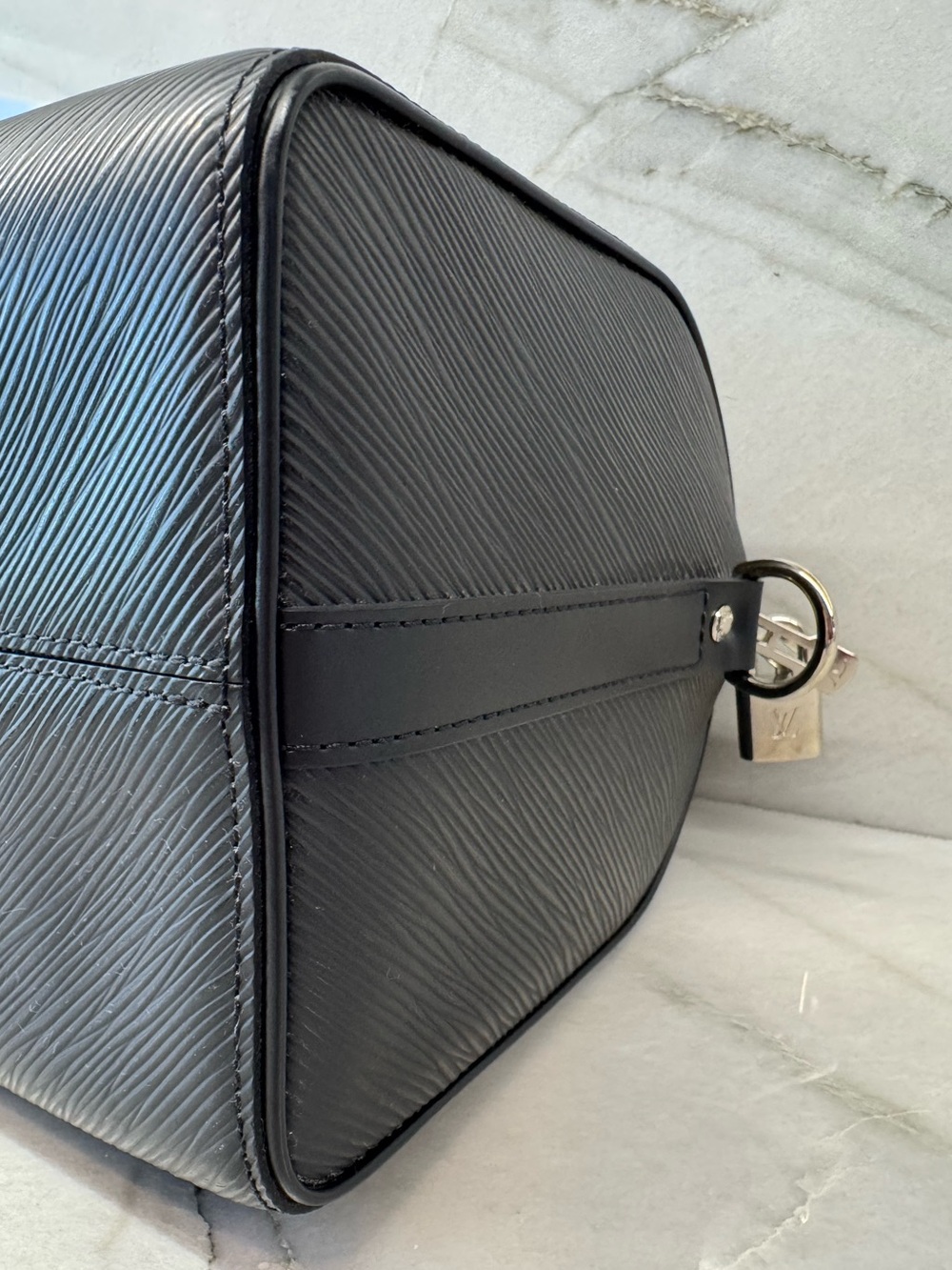 Louis Vuitton Speedy 25 Bandouliere in Epi Noir Leather - Picture 15 of 17